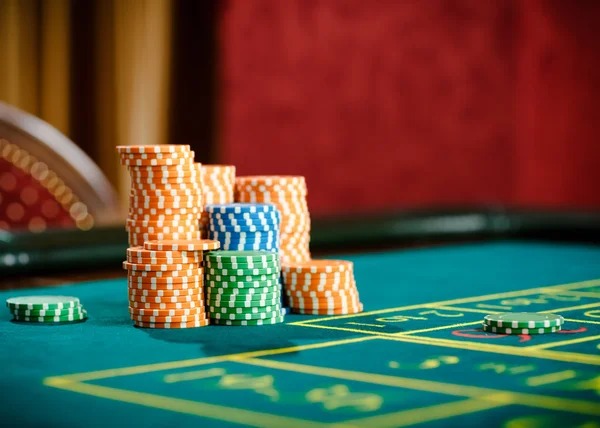 mantul app showing live-dealer blackjack table and account dashboard